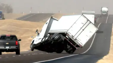 بالفيديو..عاصفة مفاجئة تُطيح بشاحنة نقل عملاقة