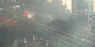 حريق مهول يأتي على سيارة أجرة صغيرة و تصاعد دخان كثيف وسط الدار البيضاء (صورة)
