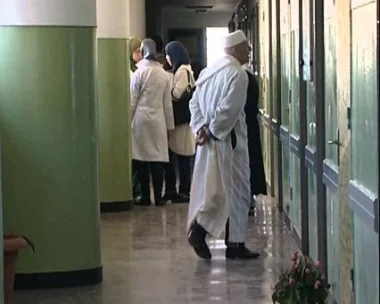 خطير جدا...الحكومة تتخذ الوالدين كذريعة لبرمجة اقتطاعات جديدة من رواتب الموظفين وهذه خطتها
