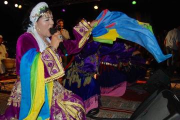الفنانة الأمازيغية "فاطمة تباعمرانت" تطلقها مدوية: لوبيات سياسية هي من تحاول اقباري واقصائي من المهرجانات