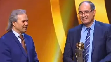 المغربي بادو الزاكي "أفضل مدرب"... بالجزائر