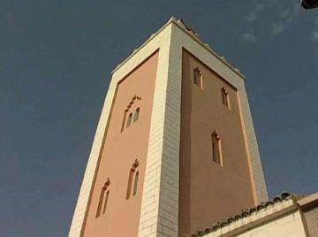 مرة أخرى .. مؤذن بأكادير يتسبب في إفطار الصائمين قبل الموعد!