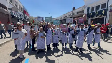 بالصور والفيديو.."مئزر المطبخ" يتحول إلى أيقونة احتجاجية في مسيرات فاتح ماي بالدار البيضاء