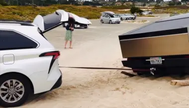 شاحنة المستقبل عالقة.. وسيارة عائلية تكتب مشهد الإنقاذ
