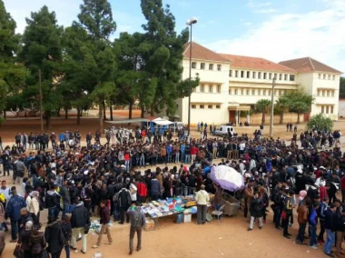 فاس : نقل طالبين إلى المستعجلات في حالة خطيرة بعد اقتحام سيارة جامعة ظهر المهراز وصدمها لها