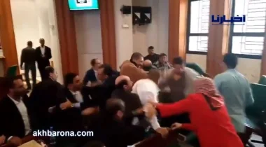 بالفيديو:شوهة بدورة مجلس الرباط.... نايضة كروشيات وتراشق بالكراسي