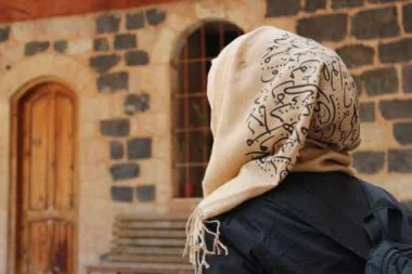 العنصرية تعصف بمغاربة كاتالونيا وهذا ما حصل لمهاجرة مقيمة هناك