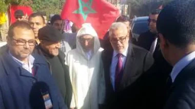 بنكيران يقبل يد شيخ كبير