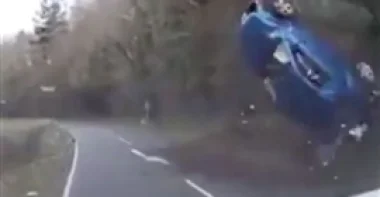 بالفيديو.. لحظة نجاة امرأة بعد انقلاب سيارتها 3 مرات
