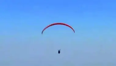 طالب هندي يستخدم الطيران الشراعي للوصول إلى الامتحان