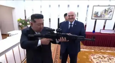 خلال زيارة رسمية.. رئيس كوريا الشمالية  يختبر بندقية أمام ضيفه  الرئيس البيلاروسي