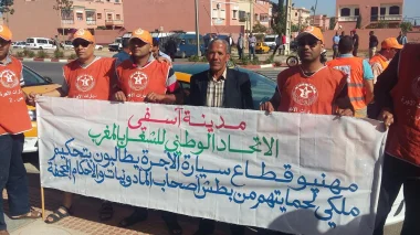وقفة وطنية لأصحاب الطاكسيات ببني ملال والتحاق نقابات من مختلف المدن للإحتجاج على سجن سائق