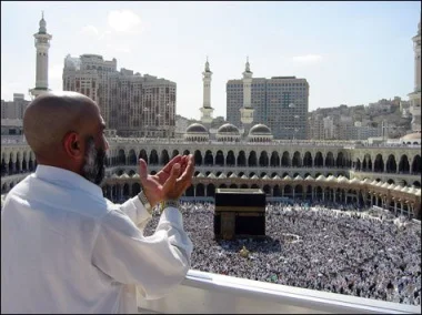 قصة حاج مغربي أنقذه رنين الهاتف من وسط الجثث بـ"منى"