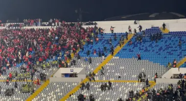 مشادات ورشق بالقارورات والشهب بين جماهير الجيش والوداد في المگانة...وتدخل أمني لاحتواء الوضع