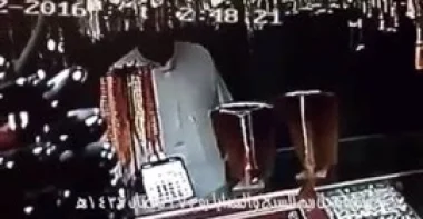 بالفيديو.. معتمر يسرق «مسبحة» من محل بمكة