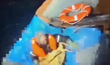 أشبه بفيلم..لحظة إنقاذ مغامر روسي تاه في البحر لشهرين ومات رفاقه على قاربه