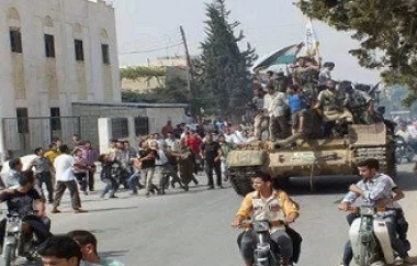 عناصر الجيش الحر يتجولون في الدبابات التي سيطروا عليها  