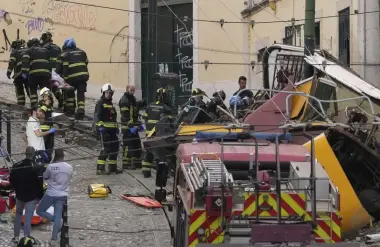 لشبونة.. مصرع 15 شخصاً في حادث خروج قطار جبلي مائل عن مساره