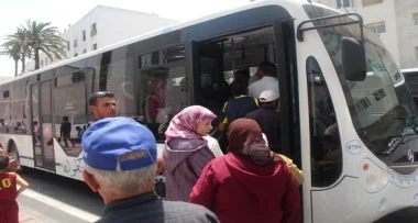 تطوان: أزمة نقل حادة تعصف بالمدينة واشتباكات بين التلاميذ وسائقي الحافلات تخلف خسائر مادية