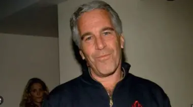 ظهور مفاجئ لجيفري إبستين على متن سيارة فارهة يعزز رواية فبركة واقعة وفاته داخل السجن