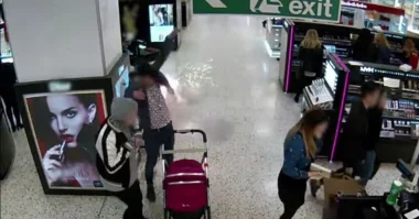 بالفيديو: انفجار سيجارة إلكترونية يثير الرعب في مركز للتسوق