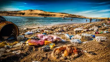 الأزبال تغزو مدينة و شاطئ مولاي بوسلهام وسط غياب تام للمسؤولين