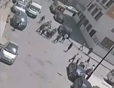 مهاجر إفريقي يعتدي على سيدة ورضيعها وتدخل بطولي لمواطن ينقذها من كارثة!