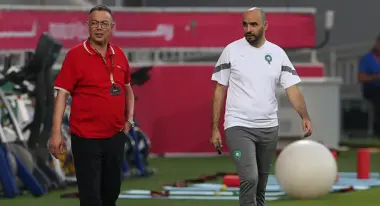 الركراكي يسابق الزمن لسد ثغرة الظهير الأيسر.. الجامعة تدخل على خط موهبتين عالميتين