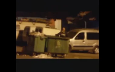 صادم...فيديو لشاب يأكل بشراهة من حاوية القمامة يشعل الفيسبوك