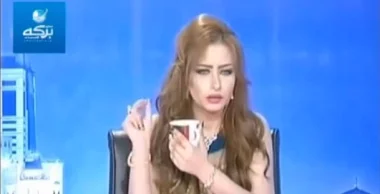 مذيعة كويتية تصف منتقدها على الهواء بالحمار