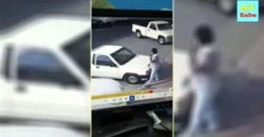 بالفيديو.. لص يفشل في سرقة سيارة بالسعودية