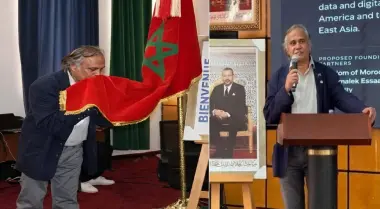 حلم منذ الطفولة يتحقق في العيون.. مسؤول أمريكي كبير يقبل العلم المغربي ويفاجئ الحاضرين