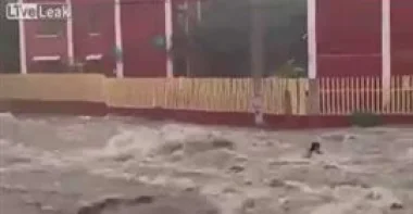 بالفيديو.. شاهد ماذا حدث لفتاة استهانت بفيضان جارف