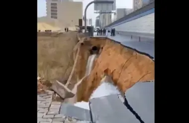 لحظة انهيار طريق في العاصمة السعودية (فيديو)