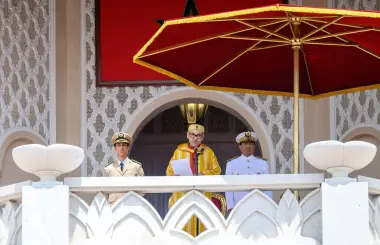 عيد العرش .. جلالة الملك يترأس بتطوان حفل أداء القسم لضباط "فوج العيون"