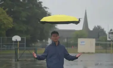 ابتكر مظلة طائرة بلا يدين.. مهندس يحوّل فكرة كرتونية إلى جهاز عملي يرافق المستخدم أينما ذهب