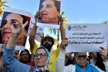 مغاربة يتظاهرون أمام البرلمان للمطالبة بالإفراج عن "هاجر الريسوني"