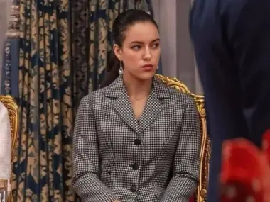 في احترام تام لقانون السير.. الأميرة لالة خديجة تخطف الأنظار في شوارع الرباط بعد حصولها على "البيرمي"