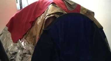 خوفا من اشعاعات شبكة الهاتف المحمول فوق سطح شقتها ...امرأة تلجأ للنوم في خيمة