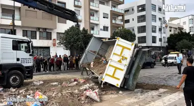 انقلاب شاحنة محملة بالردمة بحي الرومانة بتطوان يستنفر السلطات