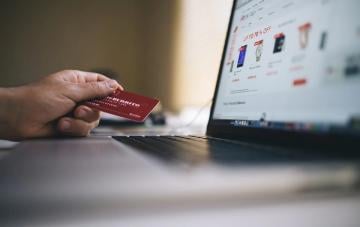 إعلانات ممولة تخفي فخاً خطيراً.. كيف تُسرق الحسابات البنكية في دقائق؟