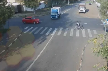 بالفيديو: أعجوبة تنقذ دراجاً من حادثين مميتين وقعا في لحظة واحدة