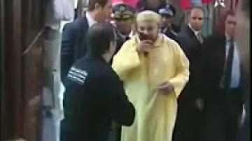 الملك يقبل تسبيحا أهداه له مواطن بفاس