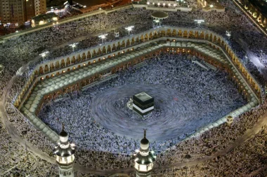 حكم من أراد الحج وعليه دين