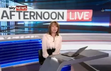بالفيديو ..مذيعة تبتلع "ذبابة " على الهواء