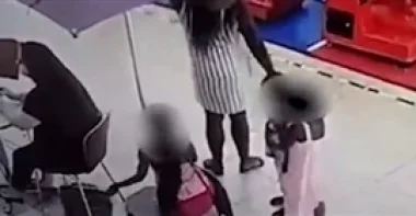 امرأة تستخدم أطفالها في سرقة حقيبة امرأة داخل مول ( فيديو)