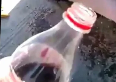 بالفيديو .. "الكولا" يزيل الصدأ بكفاءة
