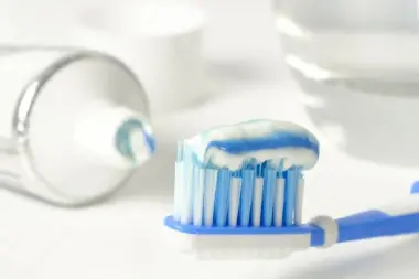 هل يجب تبليل فرشاة الأسنان قبل استخدامها؟