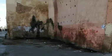 غياب المراحيض العمومية يسيء لمراكش ويهدد أسوارها التاريخية