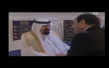 السيسي يقبل رأس الملك عبد الله والأخير يرد: أنا آسف